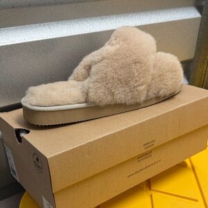 Shepherd Women’s Faux Fur HONEY slip cozy comfy soft slipper Size 9 House Shoe